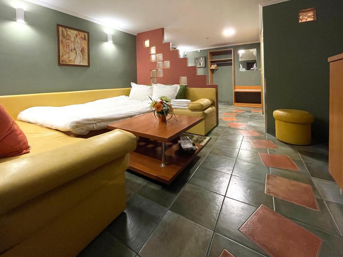 Economy Room In Hotel Eney Leópolis Exterior foto