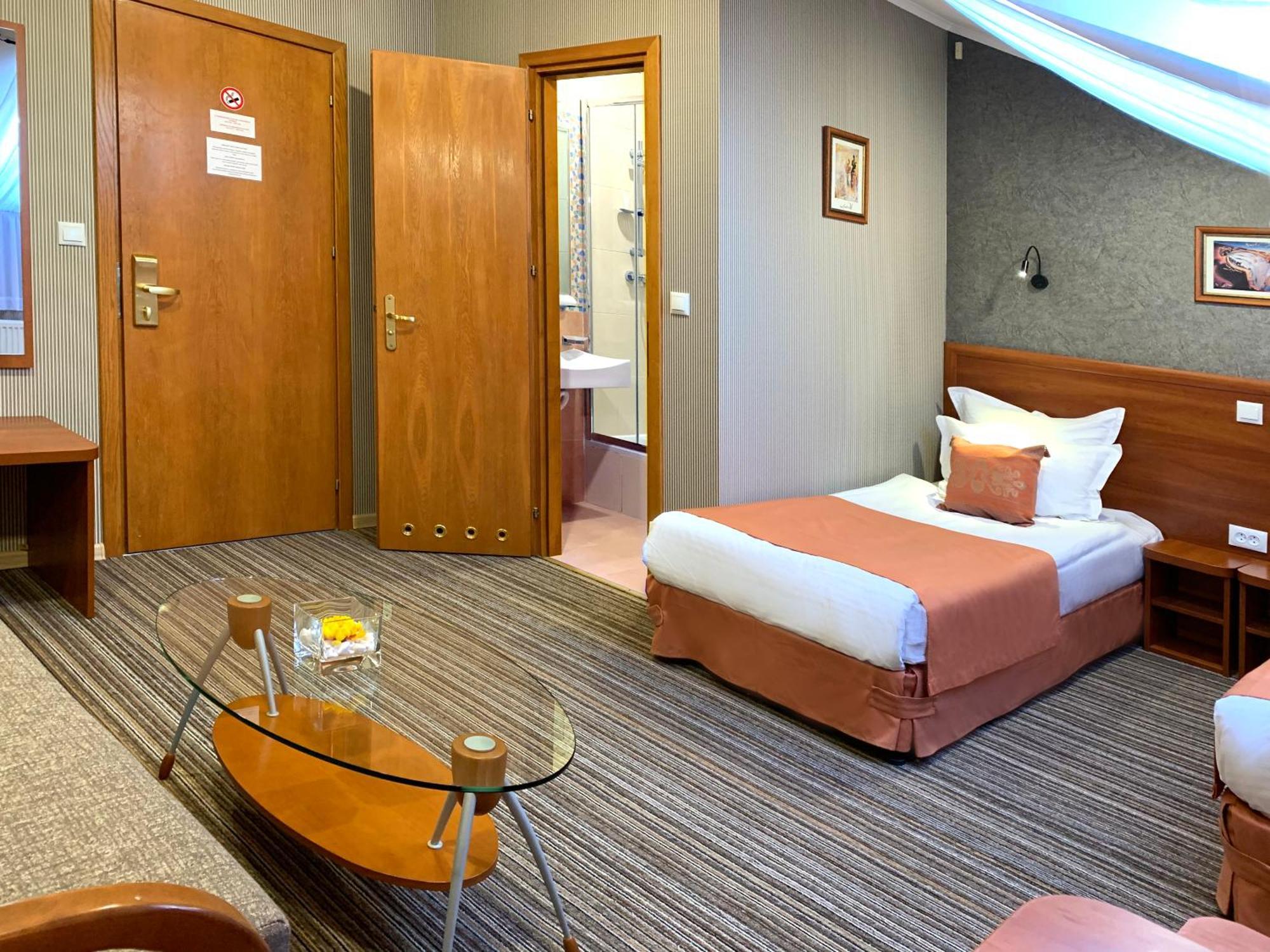 Economy Room In Hotel Eney Leópolis Habitación foto