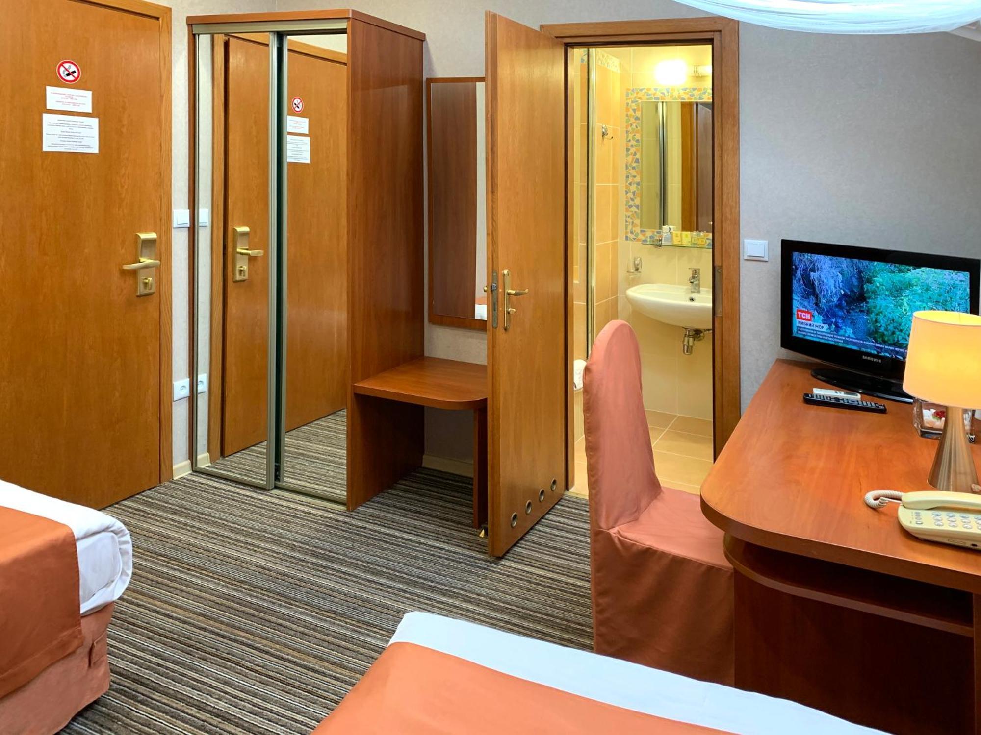 Economy Room In Hotel Eney Leópolis Exterior foto