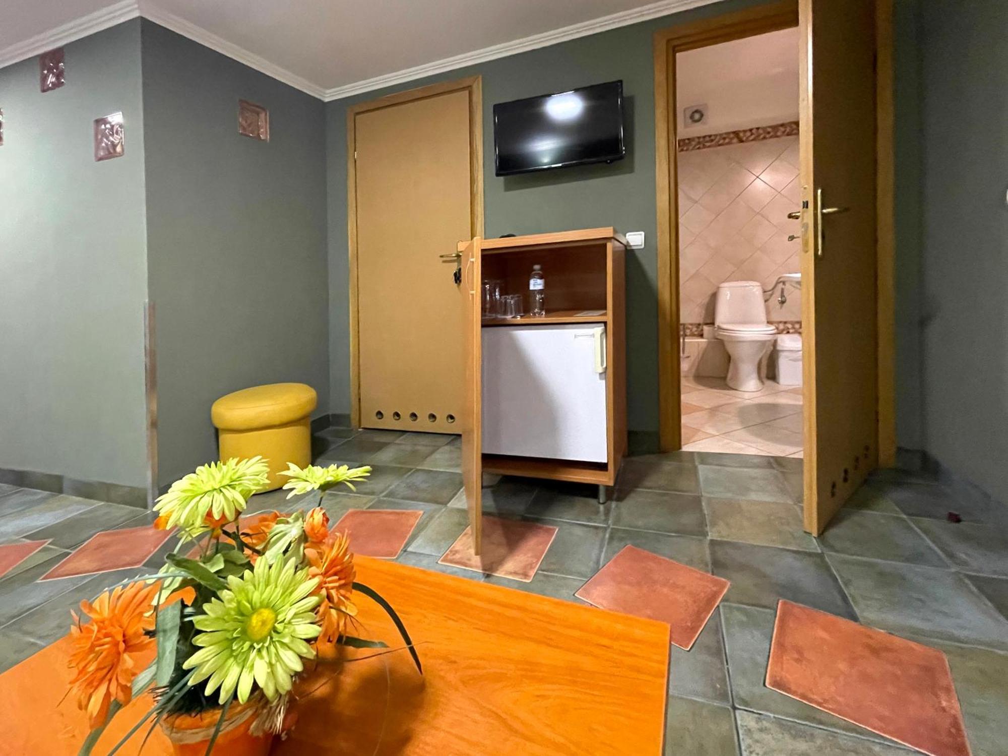 Economy Room In Hotel Eney Leópolis Habitación foto